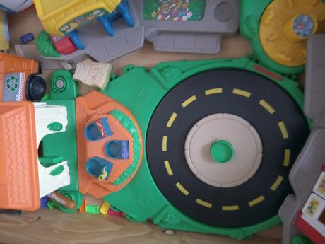 Mesto fisher price little people s malou stajnou, 