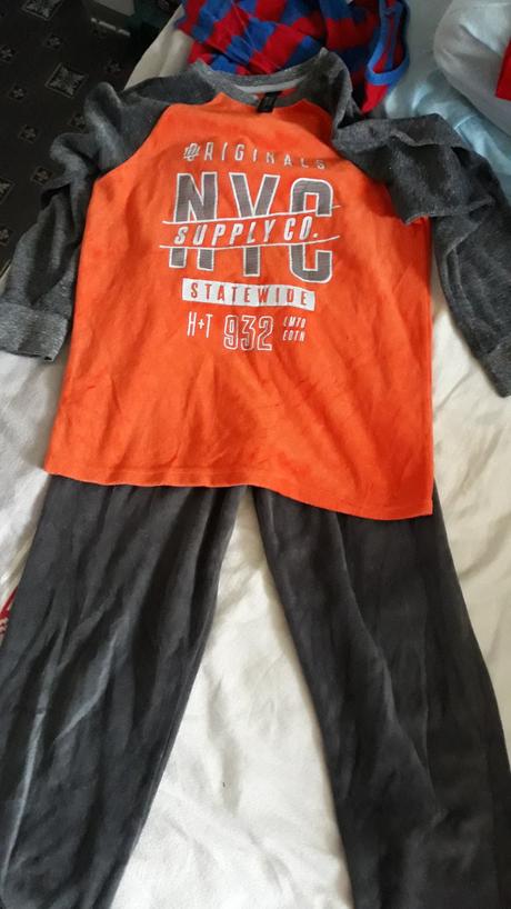 Chlapcenske pyzamo, 152