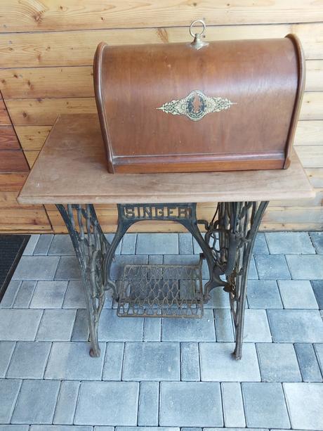 Starý šijací stroj singer, 