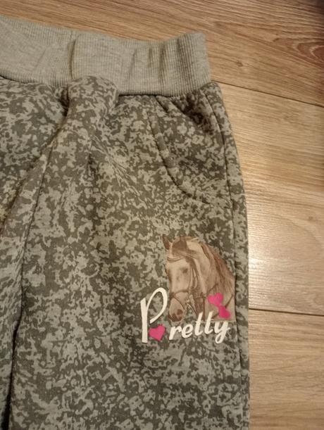 Nenosené oteplene tepláky s koníkom, 104