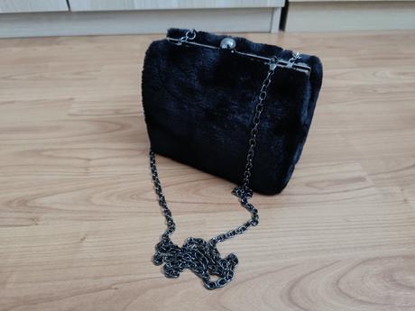 Kabelka cez plece čierna, 