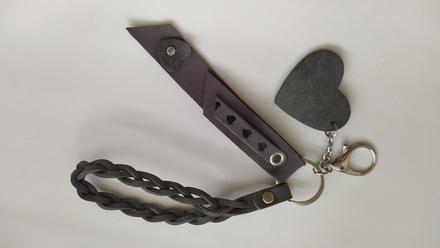 Šedý prívesok na kabelku,