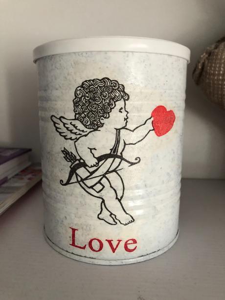 Dóza s valentínskym vzorom, s cupidom, 