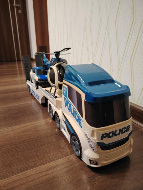 Kamión s policajným autom a helikoptérou, 