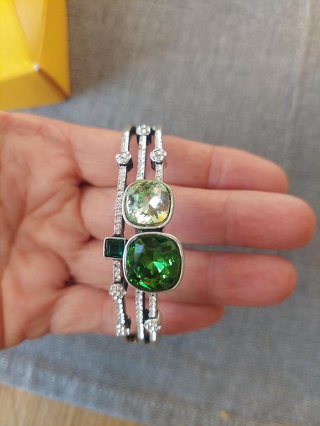 Naramok so zelenymi kamienkami,