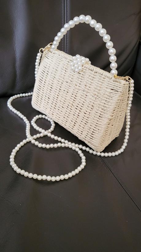 Kabelka s perlami,