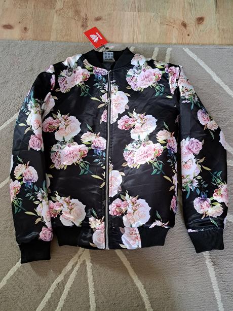 Kvietkovana bombera, s