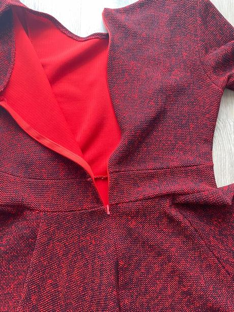 Červené žíhané šaty, 38