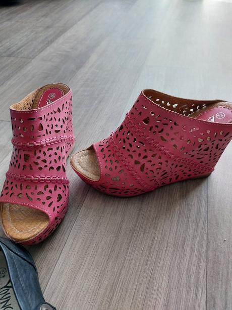 Slapky na platforme, 38