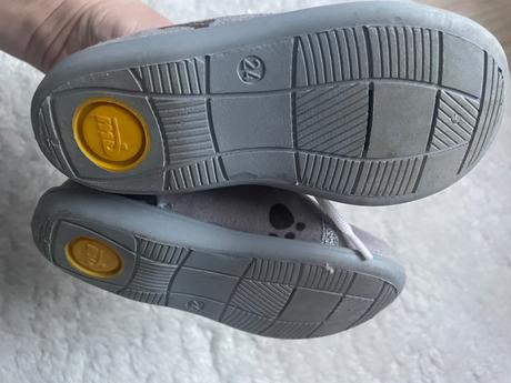 Sede clenkove topanky psikovia, 24