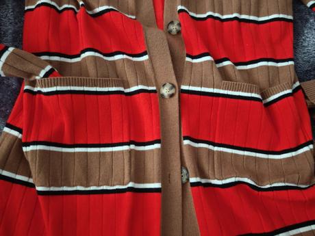 Pruzny svetrik na gombiky, 