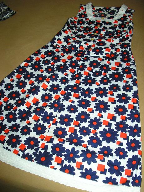 Šaty s madeirovou čipkou, m