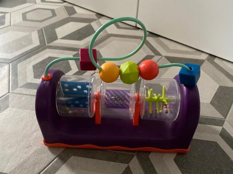 B.toys- zakrúť, zahrkaj a otáčaj, 