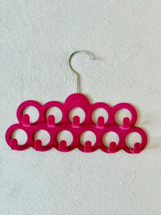 Viacúrovňový vešiak na šatky a doplnky,