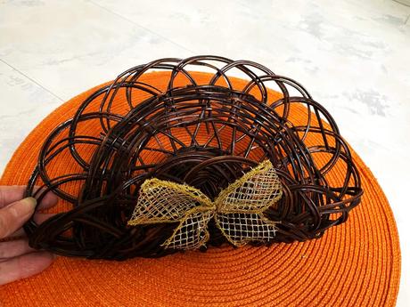 Prútený držiak na servítky na stenu,