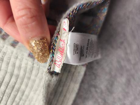 Dievčenský šál s brmbolcami, 