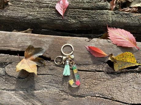 Ručne vyrobené živicové kľúčenky, 