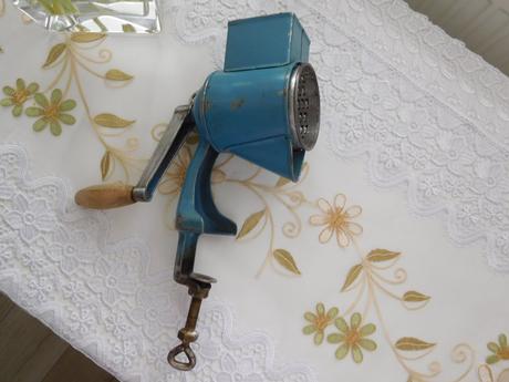 Retro mlynček na orechy-jihokov české budejovice., 