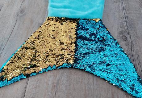 Flisová deka v tvare plutvy,