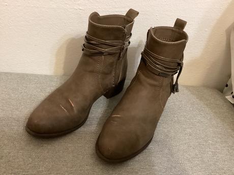 Čižmičky s poškodením, 36