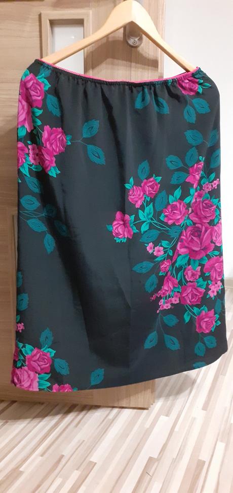 Sukňa s kvetmi, 42
