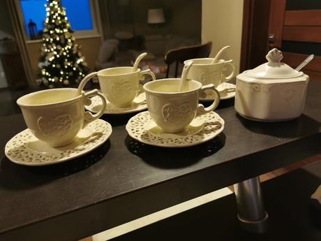 Porcelánové šáločky plus cukornička,