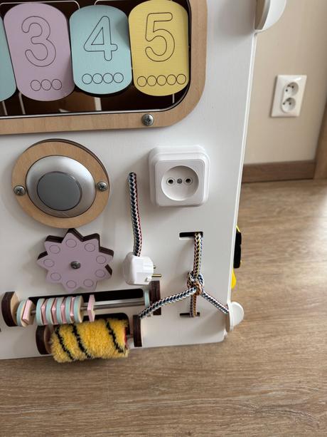 Montessori domček activity board,