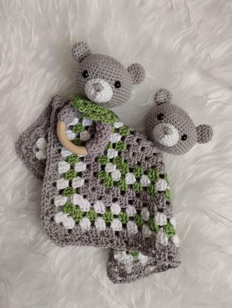 Háčkovaný mojkáčik macko + háčkovaná hrkálka, 