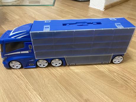 Kamión s autičkami, 