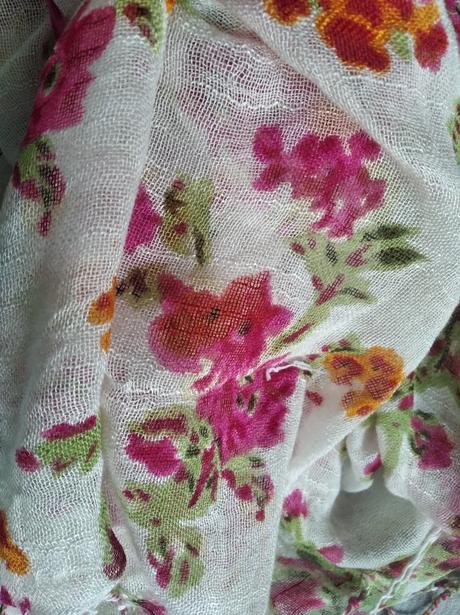 Kvietkovaný šál na leto,