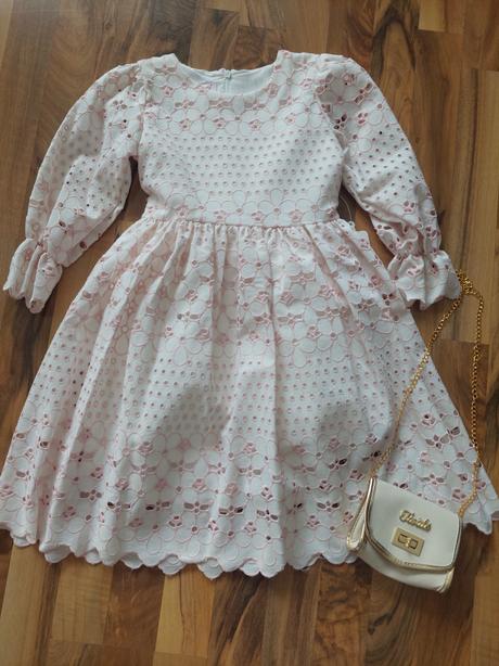 Šaty s kabelkou, 152