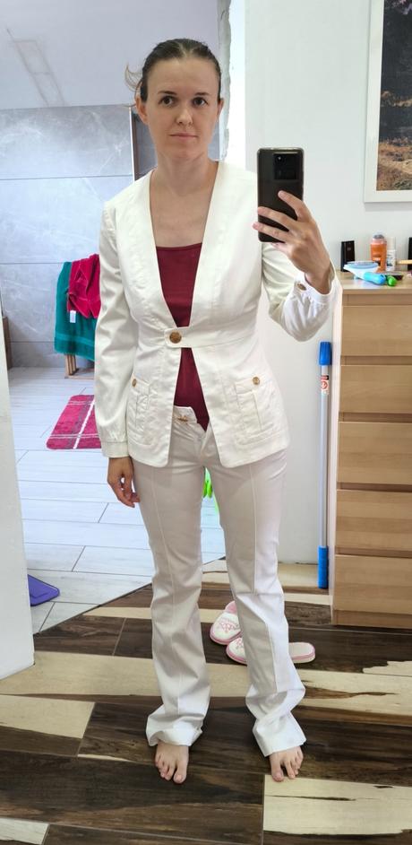 Biely kostým od janky hrmovej, s