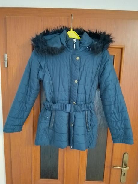 Modrá zimná bunda, 146