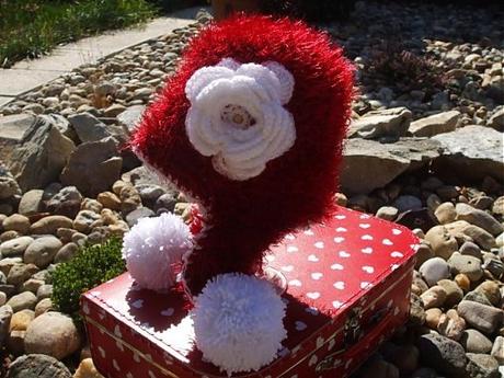 Červená čiapočka s bielym kvetom, 116