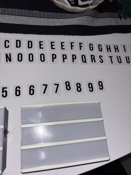 2 svietiace tabuľky s písmenami,