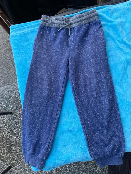 Hrubé tepláky, 122