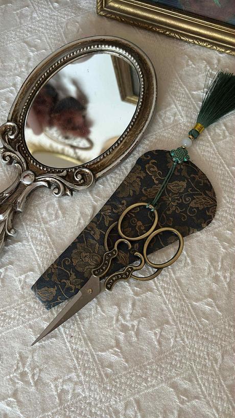 Bronzové vintage nožnice, zelený strapec a púzdro,