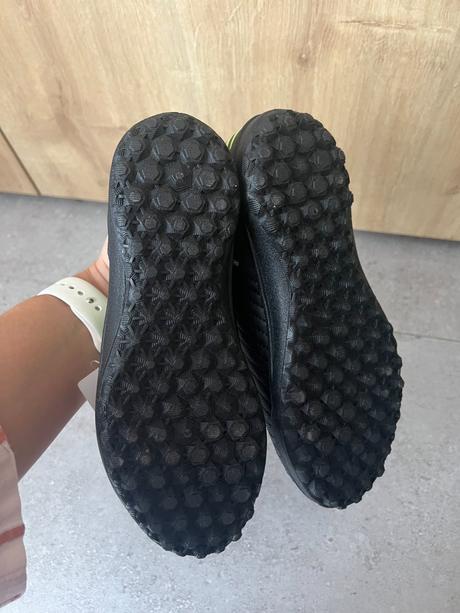 Detské turfy 100 easy tf na suchý zips čierno-žlté, decathlon,32