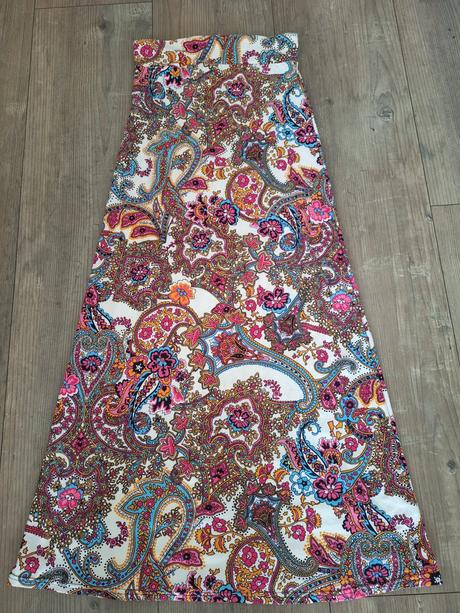 Dlhá farebná sukna,