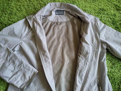 Béžový plášť, 44