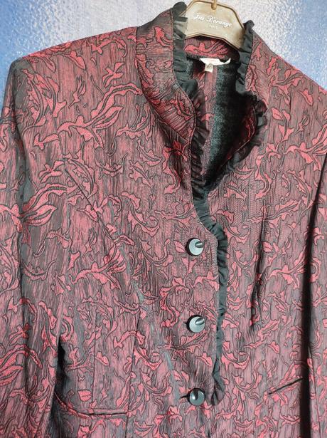 Karmínové sako, 40