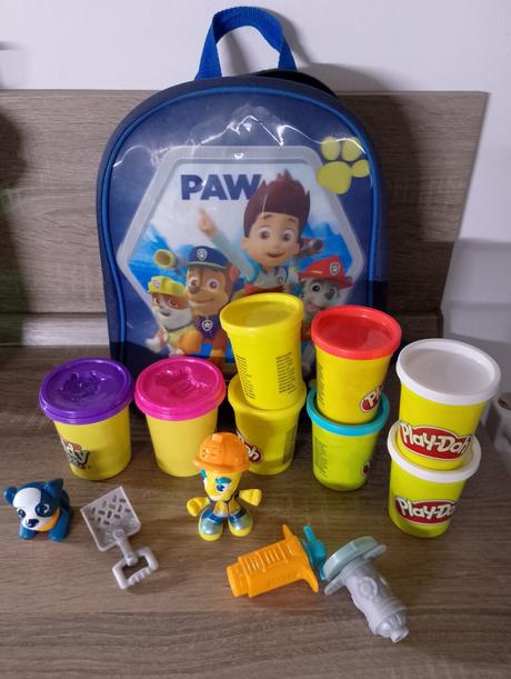 Ruksak,plastelína, hračky, 