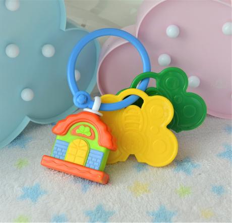 Závesná hrkálka s hrajúcim domčekom, 