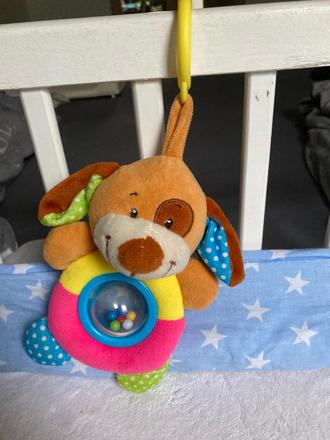 Macko na zavesenie s hrkajucimi gulickami,