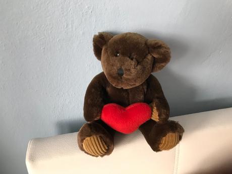 Medvedik so srdieckom, vyska 21 cm,