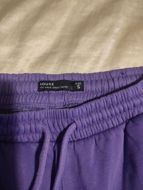 Fialové tepláky, house,s