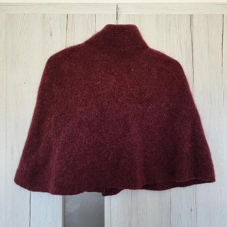 Bordová pelerína cos, cos