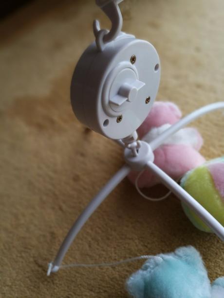 Kolotoč nad postieľku,