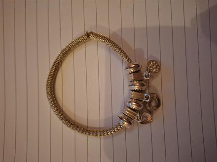 Strieborný náramok s príveskami, 