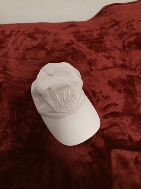 Dievčenská šiltovka, new yorker